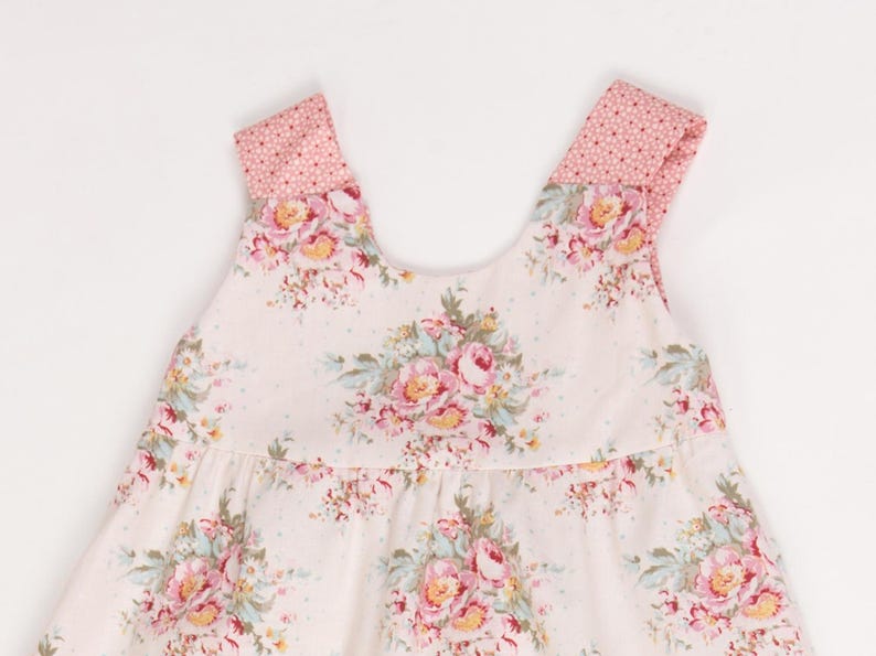 Nahaufnahme der Passe und eingekräuselten Rockfalz, Baby kleid muster deutlich, schnittmuster Detail
