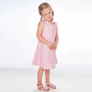 Mädchenkleid Schnittmuster PDF, zierliche Pose im A-Linien Hängerchen, ideal für Musselin Stoffe