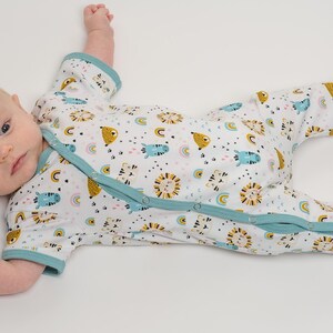 Baby in diagonaler Knopföffnung, kurze Beinlänge sichtbar, weicher Jersey, strampler mit druckknöpfen, digitales schnittmuster baby