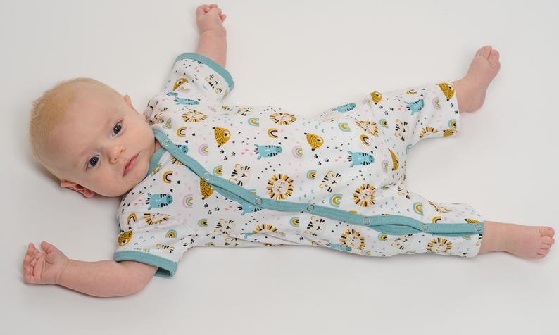 Baby in diagonaler Knopföffnung, kurze Beinlänge sichtbar, weicher Jersey, strampler mit druckknöpfen, digitales schnittmuster baby