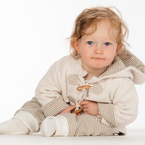 Zwei Kinder nebeneinander, eine Jacke mit Holzknöpfen, lockerer Schnitt ideal zum Krabbeln, wendehose baby nähen Hinweis