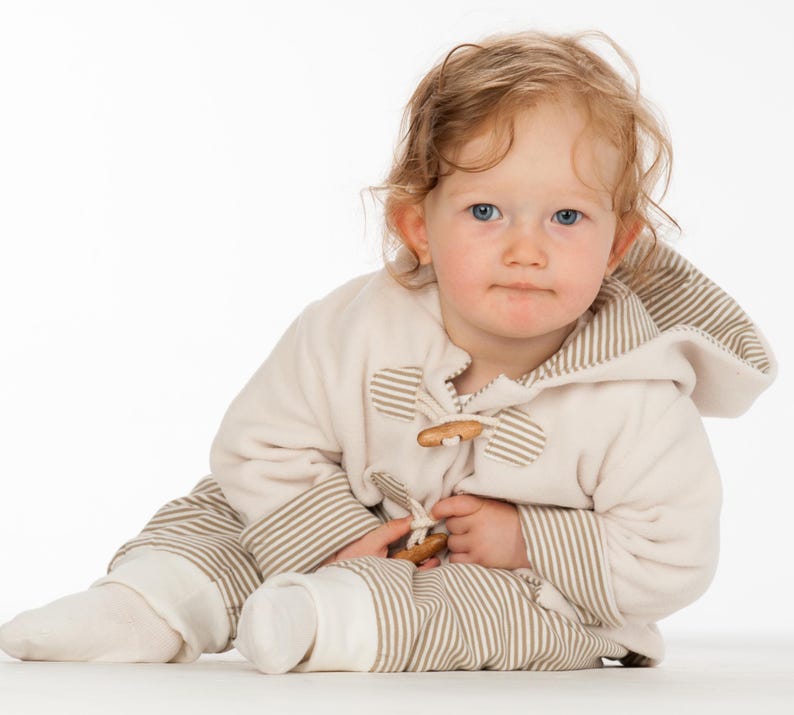 Zwei Kinder nebeneinander, eine Jacke mit Holzknöpfen, lockerer Schnitt ideal zum Krabbeln, wendehose baby nähen Hinweis