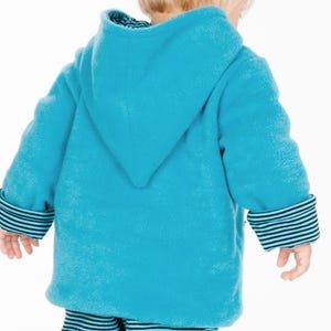 Rückenansicht mit spitzer Kapuze und weichem Fleece, gefütterte babyjacke schnittmuster, modernes Alltagsdesign