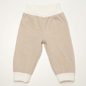 Gestreifte Wendehose flach liegend, Rippbündchen am Knöchel, neutrales Cremebeige, wendehose schnittmuster baby
