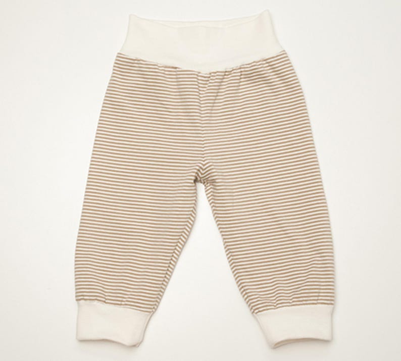 Gestreifte Wendehose flach liegend, Rippbündchen am Knöchel, neutrales Cremebeige, wendehose schnittmuster baby