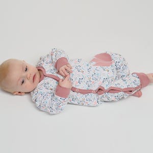 Seitlich liegendes Baby zeigt bequeme Passform im Langarm Strampler, mitwachsender Stil, baby strampler pdf schnittmuster