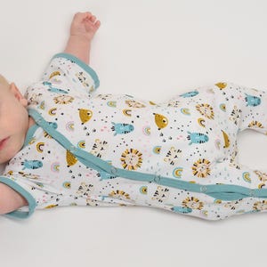 Seitlich liegendes Baby im Einteiler, entspannte Passform, ideal als Schlafanzug, baby schlafanzug schnittmuster, baby strampler schnittmuster pdf