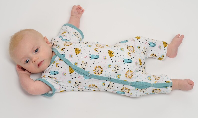 Seitlich liegendes Baby im Einteiler, entspannte Passform, ideal als Schlafanzug, baby schlafanzug schnittmuster, baby strampler schnittmuster pdf