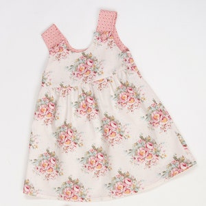 Floral geblümtes, fließendes Hängerkleid flach liegend, ideal als Babykleid Schnittmuster PDF Beispiel