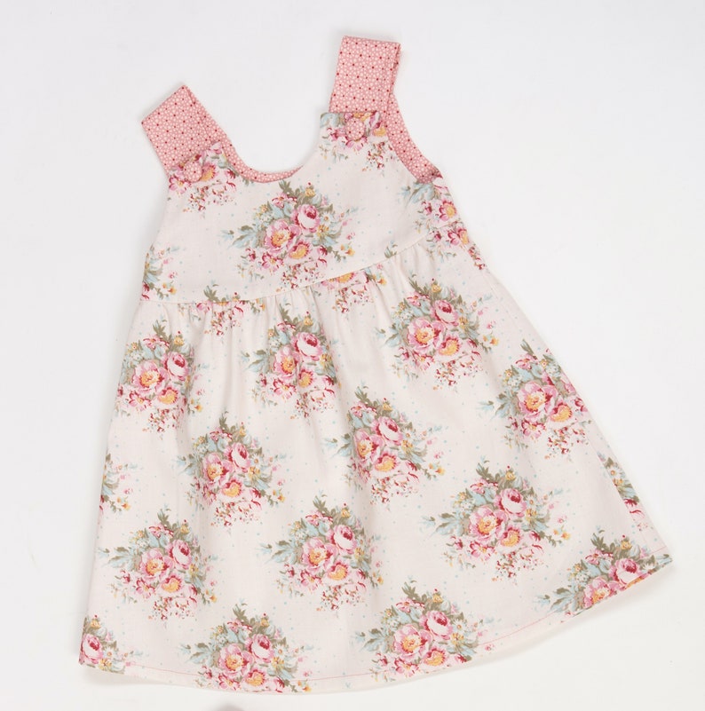 Floral geblümtes, fließendes Hängerkleid flach liegend, ideal als Babykleid Schnittmuster PDF Beispiel