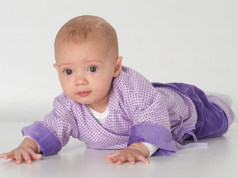 Neugieriges Baby auf Untergrund, weich fallende Jerseyjacke mit überschnittenen Schultern und praktischem Sitz, neugeborenen jacke schnittmuster