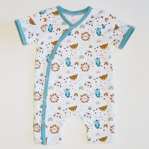 Klarer Produktshot des Vorderteils, kurze Ärmel, bunter Tierprint und türkise Einfassung, baby kleidung nähen pdf, baby strampler pdf