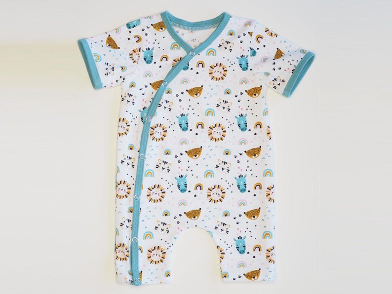 Klarer Produktshot des Vorderteils, kurze Ärmel, bunter Tierprint und türkise Einfassung, baby kleidung nähen pdf, baby strampler pdf