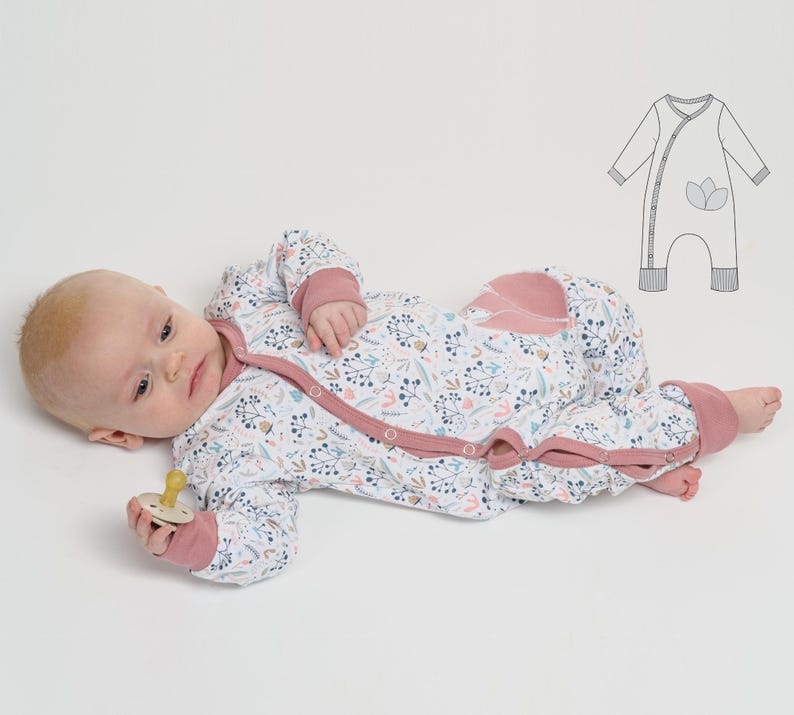 Lächendes Baby auf dem Rücken im gemusterten Einteiler, Knopfleiste sichtbar, baby strampler pdf schnittmuster, unisex Alltagsschnitt