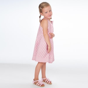 Trägerkleid Schnittmuster Mädchen, seitliche Aufnahme, luftig schwingendes Sommerkleid aus Baumwolle