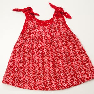 Rotes Trägerkleid mit gebundenen Schleifen flach liegend, Bindeträger mit Schleifen, babykleid pdf Option