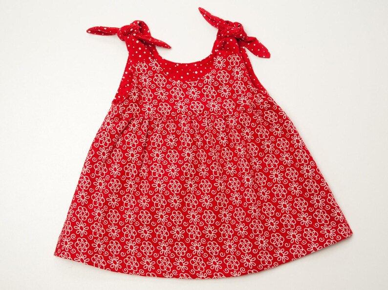 Rotes Trägerkleid mit gebundenen Schleifen flach liegend, Bindeträger mit Schleifen, babykleid pdf Option