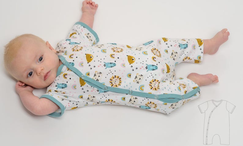 Baby liegt entspannt im kurzen Overall, diagonale Knopfleiste bis Bein, ideales baby schlafanzug schnittmuster Beispiel