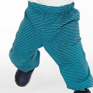 Dynamische Aufnahme beim Laufen, weiter Schritt und pumphosenartige Silhouette, Pumphose Baby Schnittmuster, PDF Anleitung