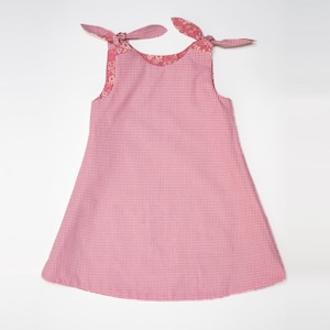 Mädchenkleid Schnittmuster PDF, flachliegendes Vichy-Karo Trägerkleid mit Schleifen, frischer Sommerlook