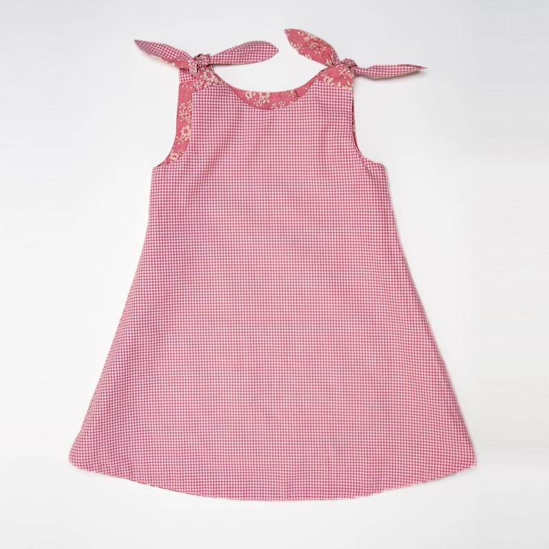 Mädchenkleid Schnittmuster PDF, flachliegendes Vichy-Karo Trägerkleid mit Schleifen, frischer Sommerlook