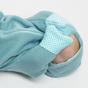 Nahes Detail vom umgeschlagenen Beinbündchen, hellblaues Punktfutter, praktisches baby overall schnittmuster pdf