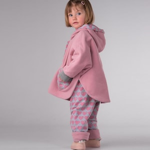 Schmale Seitenansicht sitzender Poncho, zeigt Weite und Saum, Anleitung Kinder Poncho nähen realisiert