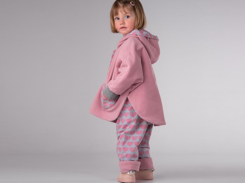 Schmale Seitenansicht sitzender Poncho, zeigt Weite und Saum, Anleitung Kinder Poncho nähen realisiert
