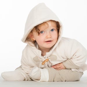Sitzendes Kind mit Kapuze, Rundung der Kapuze und Bündchen, praktisches baby set schnittmuster pdf Design