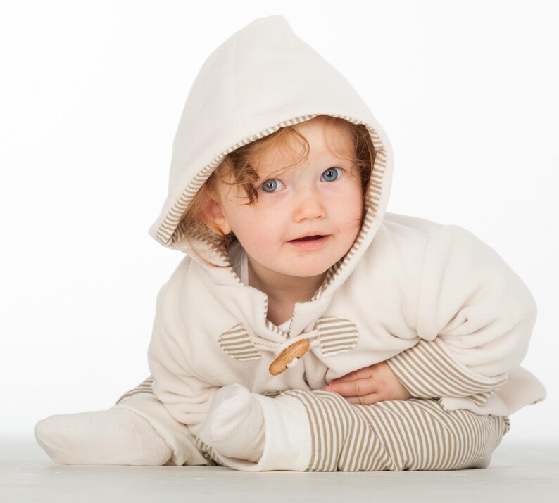 Sitzendes Kind mit Kapuze, Rundung der Kapuze und Bündchen, praktisches baby set schnittmuster pdf Design