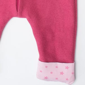 Vorderansicht Hosenbeine mit umgeschlagenen Sternchenbündchen, Detail für baby overall schnittmuster pdf