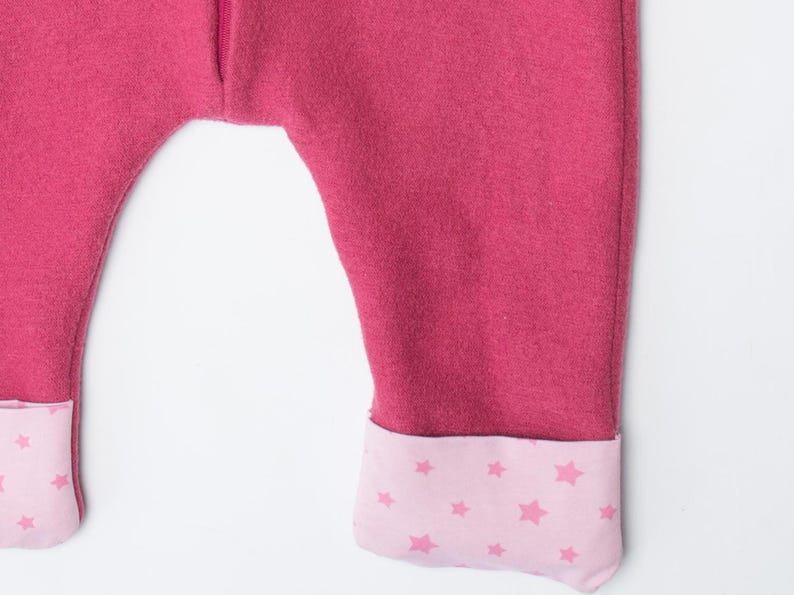 Vorderansicht Hosenbeine mit umgeschlagenen Sternchenbündchen, Detail für baby overall schnittmuster pdf