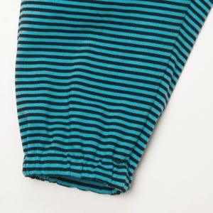 Nahaufnahme des elastischen Beinbündchens, gestreifte Jersey-Struktur sichtbar, Jersey Babyhose Schnittmuster, anfängerfreundlich