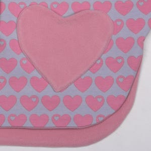 Nahdetail Herztasche auf Herzchenjersey, abgesteppt und abgerundet, Herz Poncho Kinder Nähinspekt