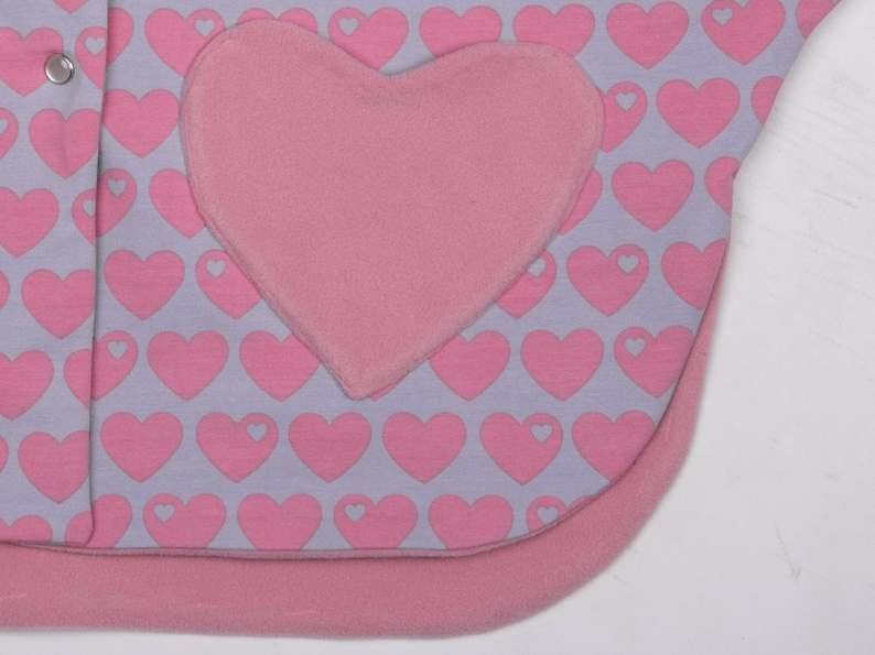 Nahdetail Herztasche auf Herzchenjersey, abgesteppt und abgerundet, Herz Poncho Kinder Nähinspekt