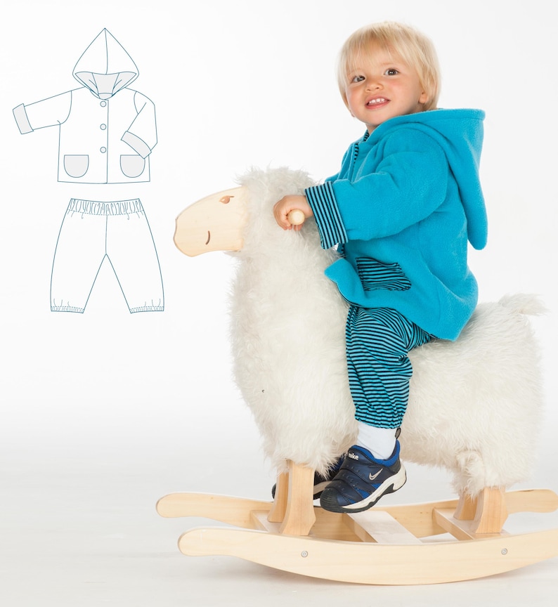 Genähtes Baby-Set mit Jacke und Hose aus French Terry, flach arrangiert