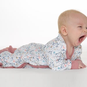 Gähnendes Baby im Strampler, elastische Bündchen an Armen und Beinen, baby overall pdf schnittmuster, baby strampler pdf schnittmuster