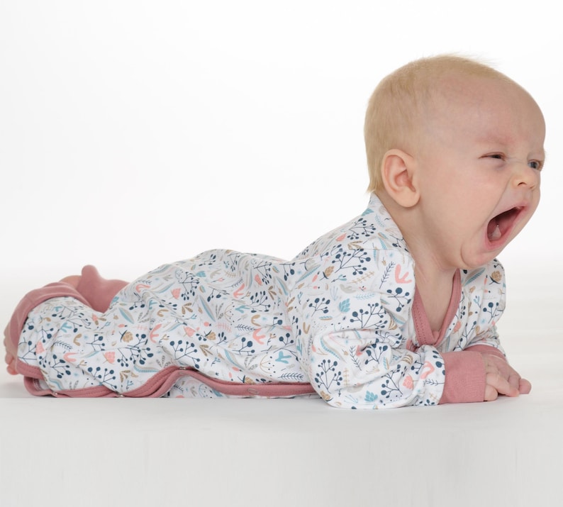 Gähnendes Baby im Strampler, elastische Bündchen an Armen und Beinen, baby overall pdf schnittmuster, baby strampler pdf schnittmuster