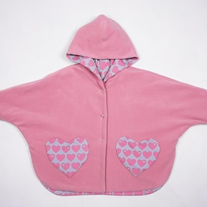 Flach gelegt Vorderseite mit Herztaschen und Zipper, Wendeponcho Kinder, Mara Poncho Schnittmuster