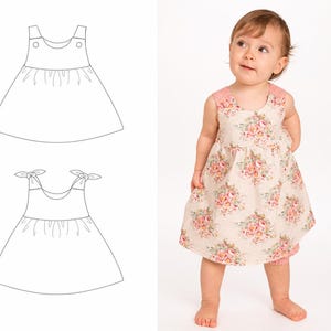 Kleinkind im cremefarbenen ärmellosen Sommerkleid mit rosa Blumenmuster vor hellem Hintergrund, links die technischen Zeichnungen von zwei Kleidvarianten mit Knopfträgern und Bindeträgern.