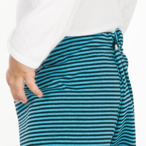 Seitliches Detail der Taille und Seitennaht, elastischer Bund gut erkennbar, unisex Babyhose nähen, Babyhose Schnittmuster PDF