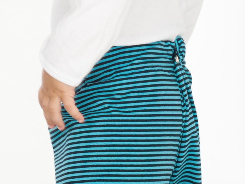 Seitliches Detail der Taille und Seitennaht, elastischer Bund gut erkennbar, unisex Babyhose nähen, Babyhose Schnittmuster PDF