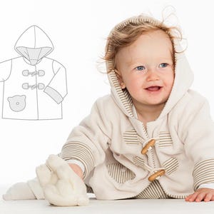 Schnittskizze der Jacke neben lächelndem Kind, zeigt Zuschnitt und Taschendetails, babyjacke pdf schnittmuster