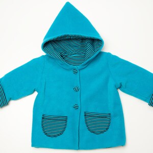 Genähtes Baby-Set mit Jacke und Hose aus French Terry, flach arrangiert