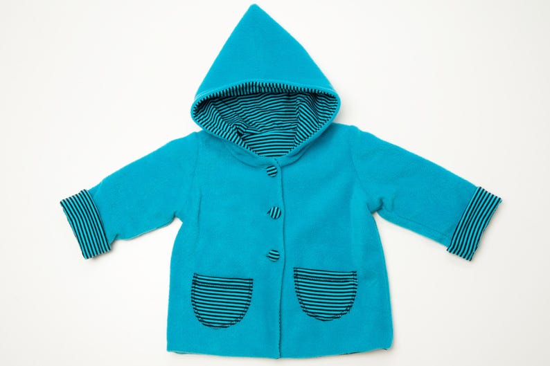 Genähtes Baby-Set mit Jacke und Hose aus French Terry, flach arrangiert