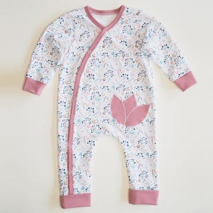 Weißer Baby-Strampler mit rosé Bündchen und applizierter Herztasche, flachgelegt, baby strampler pdf schnittmuster, ideal als Schlafanzug