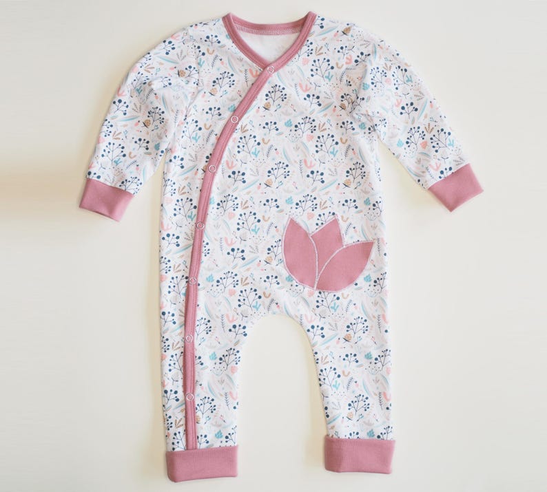 Weißer Baby-Strampler mit rosé Bündchen und applizierter Herztasche, flachgelegt, baby strampler pdf schnittmuster, ideal als Schlafanzug