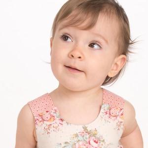 Kopf- und Schulterporträt des Mädchens im geblümten Kleid, romantischer Vintage-Look, Babykleid Schnittmuster PDF