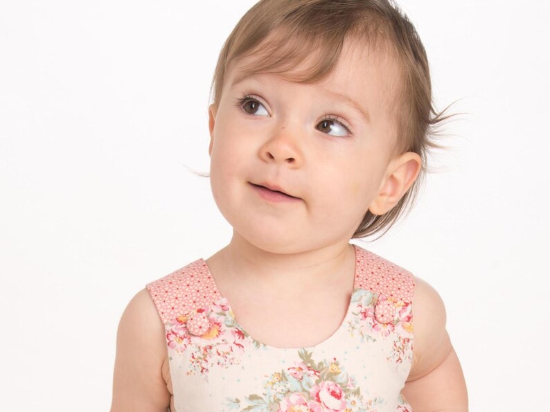 Kopf- und Schulterporträt des Mädchens im geblümten Kleid, romantischer Vintage-Look, Babykleid Schnittmuster PDF