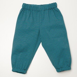 Vorderansicht gestreifte türkis-schwarze Pumphose, sichtbarer Gummibund und Bündchen, Babyhose Schnittmuster PDF